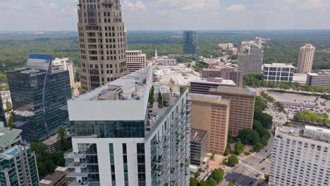 Balcón-De-Lujo-En-La-Cima-De-Un-Rascacielos-En-La-Ciudad-De-Atlanta.