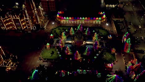 Cámara-De-Vista-Aérea-De-Drones-En-El-Futuro-Se-Ve-Un-Gran-Templo-En-El-Centro,-Se-Visita-La-Iluminación-Del-Templo-Y-Mucha-Gente-Visita