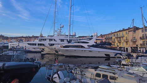 Yachten-Und-Boote-Im-Hafen-Von-Saint-Tropez,-Frankreich