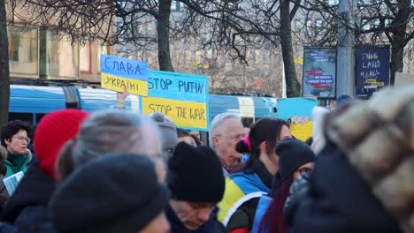 Stop-Putin,-Stop-The-War-Schild-Bei-Demonstration-In-Stockholm,-Schweden