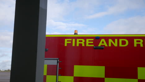 Ein-Feuerwehr--Und-Rettungswagen-Vor-Einem-Fenster