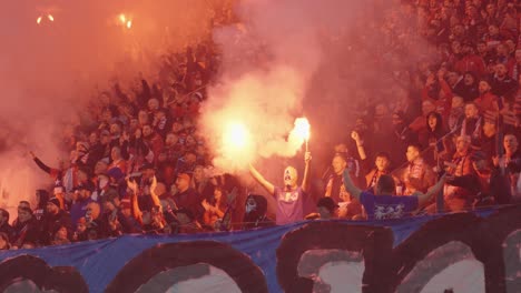 Fans-Auf-Den-Tribünen-Zünden-Fackeln-An,-Um-Ihre-Unterstützung-Während-Des-Spiels-Zu-Zeigen