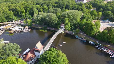 Explore-La-Belleza-Escénica-De-Los-Parques-Y-Vías-Fluviales-De-Berlín-A-Vista-De-Pájaro,-Mientras-El-Dron-Se-Desliza-Con-Gracia-Sobre-La-Juerga,-Revelando-Una-Vegetación-Tranquila-Y-Vías-Fluviales-Resplandecientes.