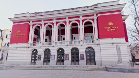Elegante-Fachada-Arquitectónica-Exterior-Simetría-De-La-Ópera-Estatal-De-Ruse