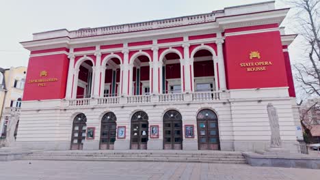 Elegante-äußere-Architektonische-Fassade-Symmetrie-Der-Staatsoper-Ruse