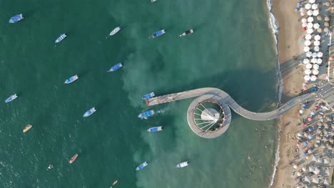 Luftaufnahme-Einer-Vertikalen-Drohnenstrandlandschaft-Mit-Touristen-Und-Booten-In-Puerto-Vallarta,-Einem-Mexikanischen-Sommerziel-Mit-Türkisfarbenem,-Sauberem-Wasser-Und-Weißen-Sandresorts