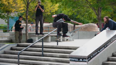 Ein-Teenager,-Der-Vor-Seinen-Freunden-Angibt,-Macht-Auf-Seinem-Skateboard-Einen-Trick-In-Einem-Skatepark-Und-Verliert-Dabei-Seine-Kontrolle