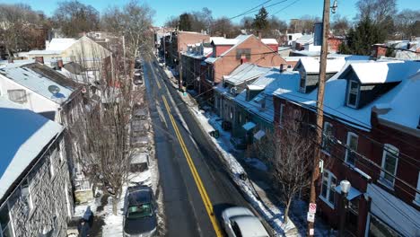 Hermosa-Calle-En-El-Barrio-Americano-En-Temporada-De-Invierno