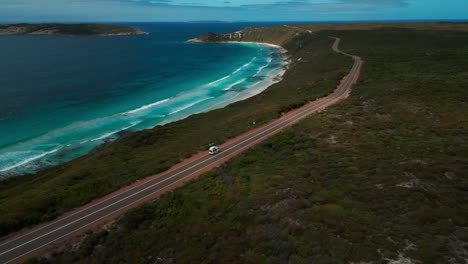 Luftaufnahme-Eines-Lieferwagens,-Der-Auf-Der-Twilight-Beach-Road-In-Der-Nähe-Von-Esperance-In-Westaustralien-Mit-Einem-Observatorium-Im-Hintergrund-Fährt