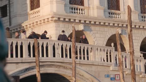 Heitere-Venedig-Brückenszene-Mit-Balustradenschatten