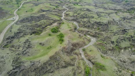 Die-Drohne-Dringt-Tiefer-In-Das-Herz-Der-Wüste-Vor,-Wo-Zerklüftete-Canyons-Und-Gewundene,-Trockene-Flussbetten-Ihren-Weg-Durch-Die-Landschaft-Bahnen.