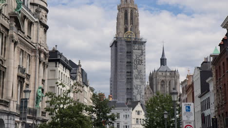 Catedral-De-Nuestra-Señora-Durante-La-Renovación-Vista-Desde-La-Calle-Suikerrui-En-Amberes,-Bélgica