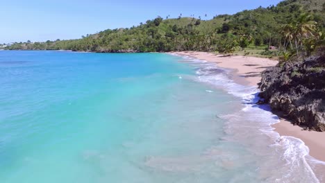 Empty-tropical-beach-panorama-in-the-Caribbean,-aerial-forward,-waves-crashing