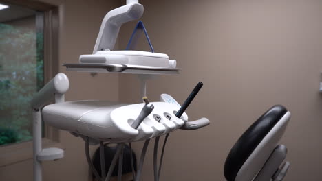 Nahaufnahme-Von-Werkzeugen-Im-Zahnärztlichen-Behandlungsraum-Zahnarztpraxis-Patienten-Und-Ausrüstung