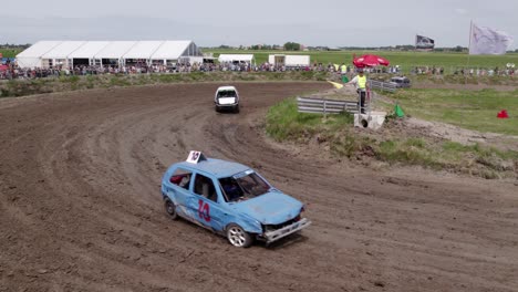 Vista-Aérea-De-Coches-Antiguos-Corriendo-En-Pista-De-Tierra,-Frisia,-Países-Bajos