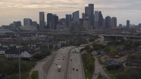 Disparo-De-Un-Dron-Desde-La-I-10-Al-Oeste-Del-Centro-De-Houston,-área-De-Texas