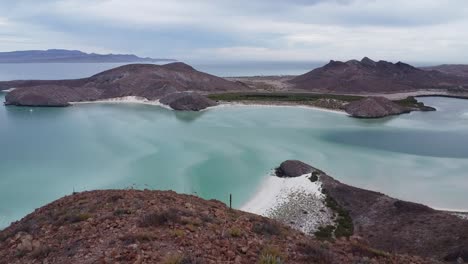 Balandra-Beach-In-Baja-California,-Türkisfarbenes-Wasser-Vor-Trockenen-Hügeln,-Luftaufnahme