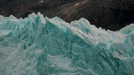 Blaues-Eis-Des-Berühmten-Gletschers-Im-Lago-Argentino,-Patagonien---Nahaufnahme