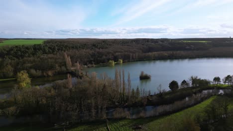 Dampierre-sur-Avre-pond-and-surrounding-rural-landscape,-France