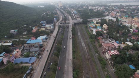 Toma-Aérea-De-Un-Dron-Del-Puente-Redondo-En-Chennai-Lleno-De-Tráfico-Y-Estación-De-Tren