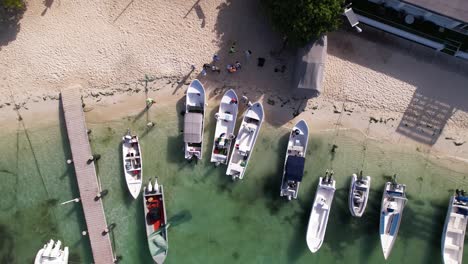 Vista-Aérea-Despegue-De-Varios-Barcos-De-Pescadores-Deportivos-Dejando-El-Muelle-Listo-Para-Pescar-En-El-Mar-Caribe.