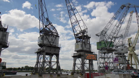 Antwerpen,-Belgien---Historische-Hafenkräne-Im-Alten-Hafen-Von-Antwerpen---Schwenkaufnahme