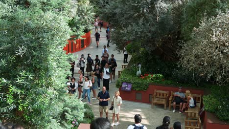 Menschen,-Die-Die-Sehenswürdigkeit-Besuchen-Und-Erkunden,-Die-Weltgrößte-Glasgewächshaus-Blumenkuppel-In-Den-Gardens-By-The-Bay-Mit-Einer-Vielzahl-Von-Blumen-Und-Pflanzen-Im-Wintergarten