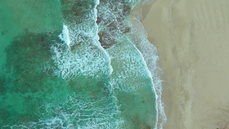 Vertikale-Ansicht-Des-Türkisfarbenen-Strandes-Mit-Brechenden-Wellen-In-Zypern,-Naher-Osten