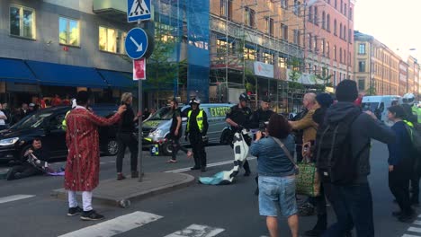 La-Policía-Rompe-Violentamente-Una-Pancarta-En-Una-Manifestación-Climática-En-Estocolmo