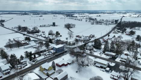 Vehículos-En-La-Carretera-En-Un-Pueblo-Americano-Nevado-En-Invierno