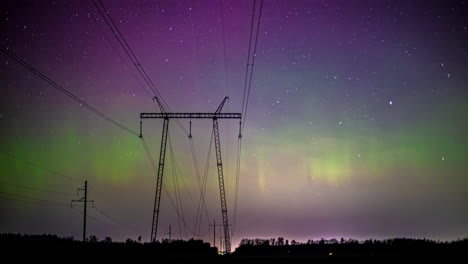 Zeitraffer-Eines-Strommast-Silhouettes-Mit-Lebhaften-Nordlichtern-Und-Einem-Sternenhimmel