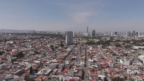 Vista-Aérea-Delantera-Llegando-A-Un-Edificio-Cerca-Del-Parque-De-Paseo-Bravo-En-Puebla