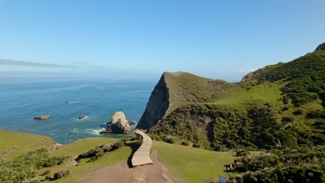 Luftaufnahme-Aus-Der-Umlaufbahn-über-Dem-Dock-Of-Souls,-Holzsteg-In-Majestätischer-Landschaft-In-Der-Bucht-Von-Cucao,-Chile