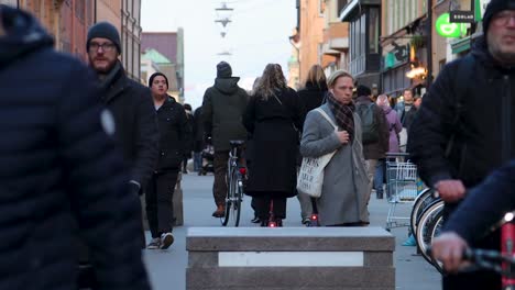 Slomo-De-Gente-En-La-Calle-Peatonal-Gotgatsbacken,-Estocolmo,-Suecia