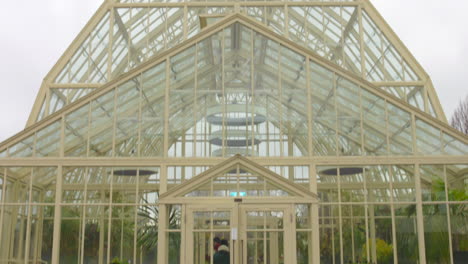 Los-Turistas-Que-Entran-En-El-Invernadero-Del-Jardín-Botánico-De-Glasnevin,-Dublín,-Irlanda