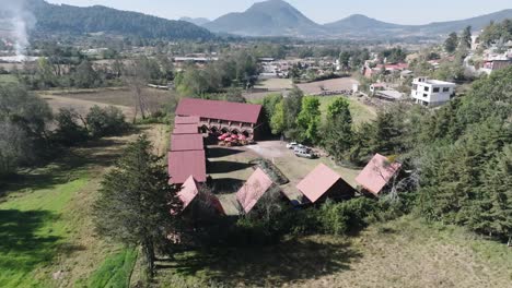 Toma-Orbital-De-Magníficas-Casas-De-Madera-En-Zona-Rural,-México