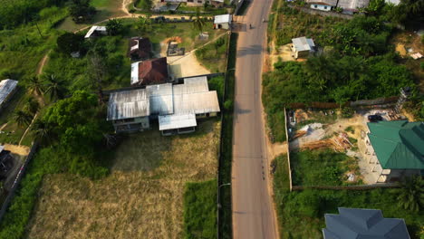 Luftaufnahme-Mit-Blick-Auf-Die-Sonnenbeschienenen-Straßen-Der-Stadt-Ebolawa-Im-Süden-Kameruns