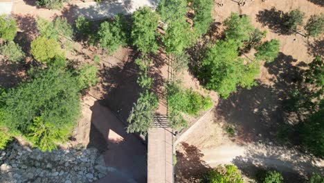 Perspectiva-Aérea-Desde-Arriba-Del-Puente-Y-Del-Centro-De-Spa-Marmolejo,-Ubicado-En-La-Provincia-De-Jaén,-Andalucía,-Sur-De-España