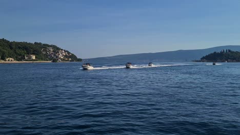 Schnellboote-Segeln-In-Der-Bucht-Von-Kotor,-Montenegro-An-Einem-Sonnigen-Sommertag,-Blick-Vom-Fahrenden-Schiff