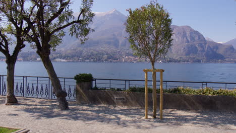 Ciudad-De-Bellagio,-Lombardía,-Italia---Una-Vista-Del-Lago-Como-Desde-La-Famosa-Pasarela-Frente-Al-Lago,-Lungolago-Europa---Toma-Panorámica