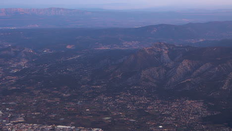 Präfektur-Marseille-Und-Berge-Vom-Flugzeug-Aus-Während-Des-Fluges-Gesehen