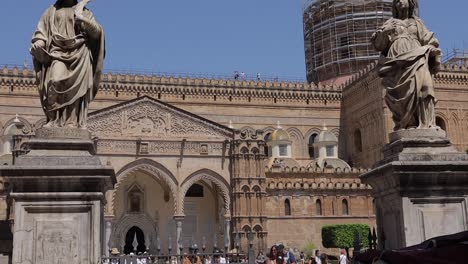 Kathedrale-Von-Palermo---Touristen,-Die-Tagsüber-Die-Kathedrale-Von-Palermo-Betreten-Und-Verlassen