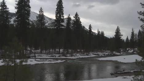 Pintorescos-Senderos-Fluviales-En-El-Bosque-Nacional-De-Boise-Durante-El-Día-Nublado-En-Idaho,-Estados-Unidos