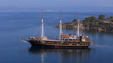 Close-shot-of-an-imitation-pirate-ship-located-in-Lagonisi,-Chalikidiki,-Greece