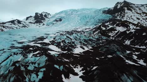 Vista-Aérea-Por-Drones-Del-Enorme-Campo-De-Glaciares-Azules-En-Islandia,-Tierra-De-Fuego-Y-Hielo.