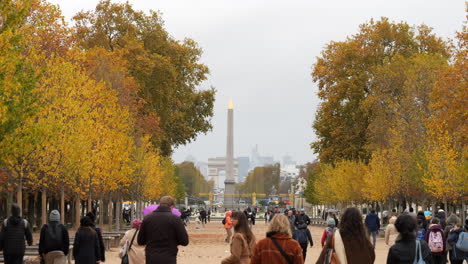 Place-De-La-Concorde-Con-El-Obelisco-De-Luxor-Al-Fondo,-París,-Francia