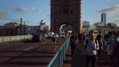 Zeitlupen-Standbildaufnahme-Von-Passanten-Und-Autos,-Die-Entlang-Der-Tower-Bridge-Fahren