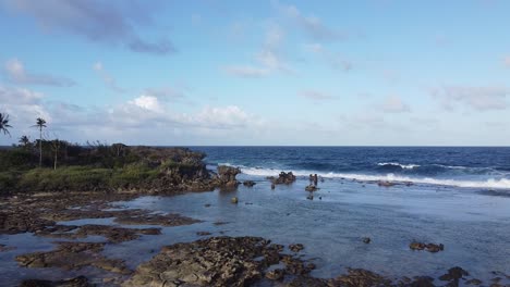 Wellen-Brechen-Gegen-Eine-Felsige-Küste-Der-Philippinen