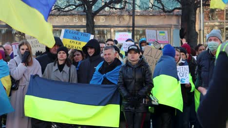 Los-Manifestantes-Levantan-La-Mano-En-Una-Manifestación-Contra-La-Guerra-Rusa-En-Ucrania,-Estática