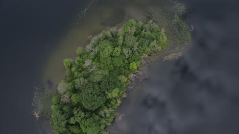 Video-Aéreo-Vertical-De-La-Pequeña-Isla-Verde